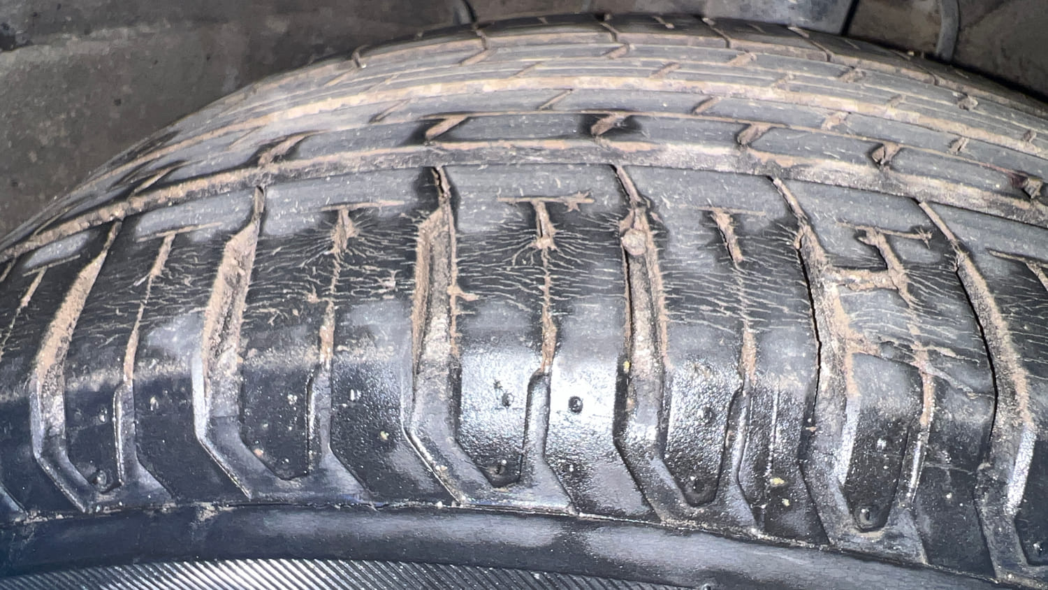 Used 2022 Hyundai Verna SX 1.5 MPi Petrol Manual tyres RIGHT FRONT TYRE TREAD VIEW