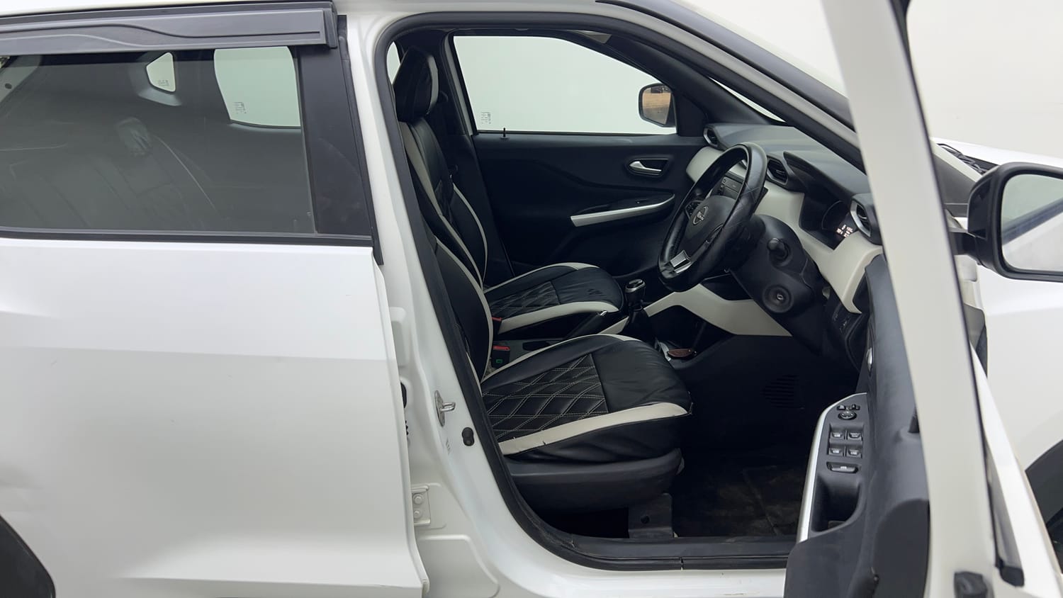 Used 2024 Nissan Magnite XL Petrol Manual interior RIGHT SIDE FRONT DOOR CABIN VIEW