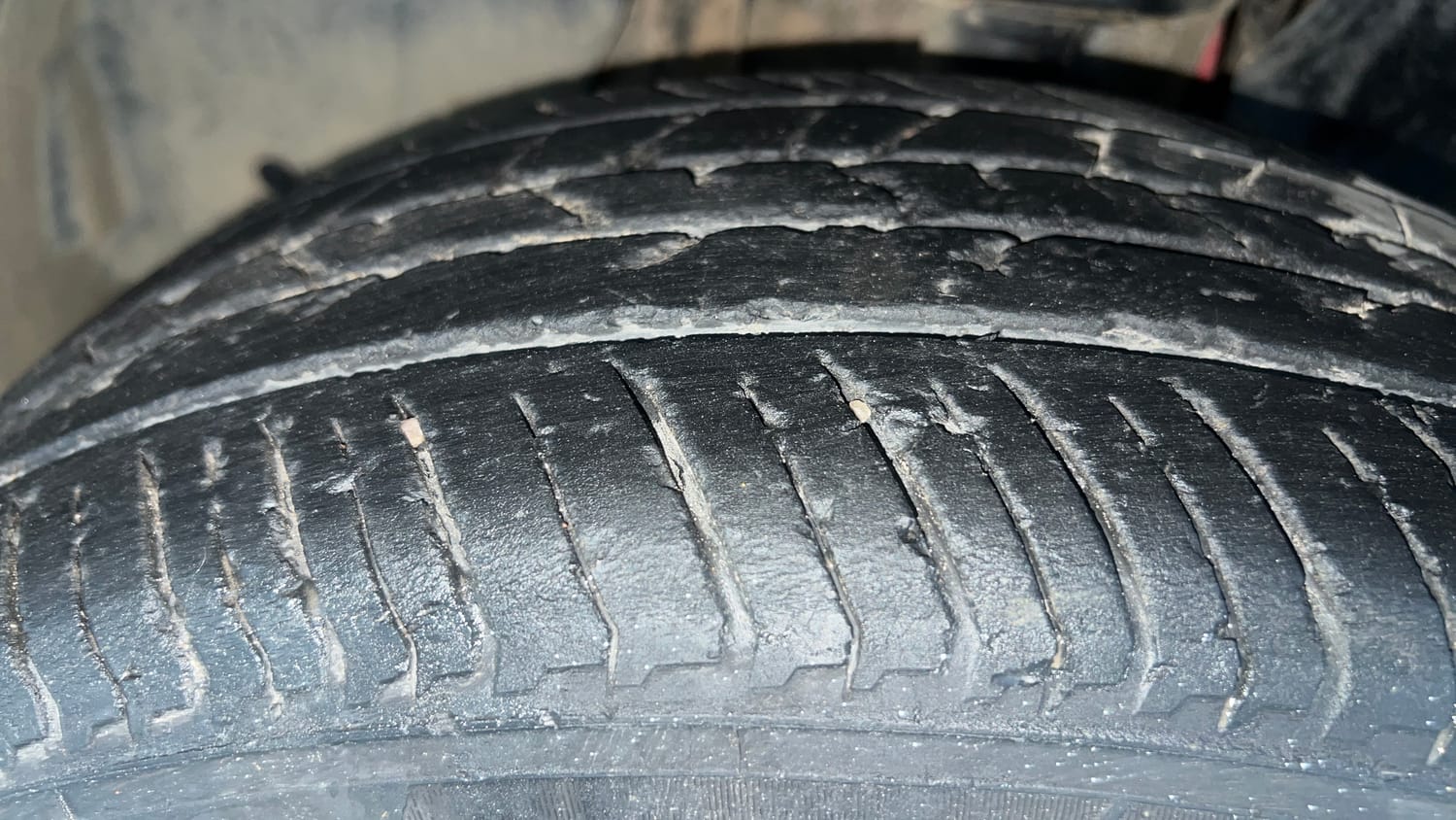 Used 2024 Nissan Magnite XL Petrol Manual tyres LEFT FRONT TYRE TREAD VIEW