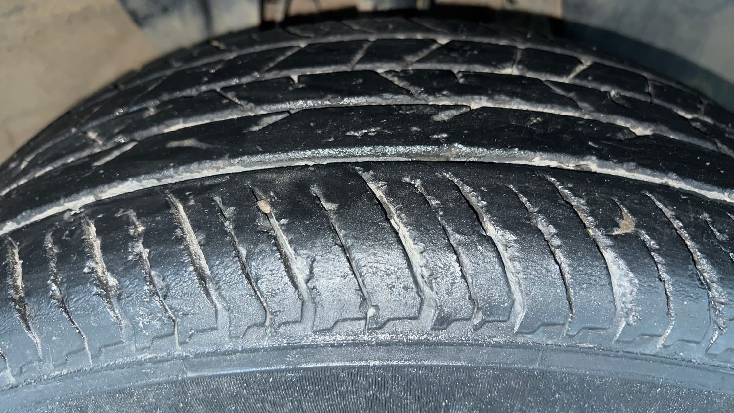 Used 2024 Nissan Magnite XL Petrol Manual tyres RIGHT FRONT TYRE TREAD VIEW