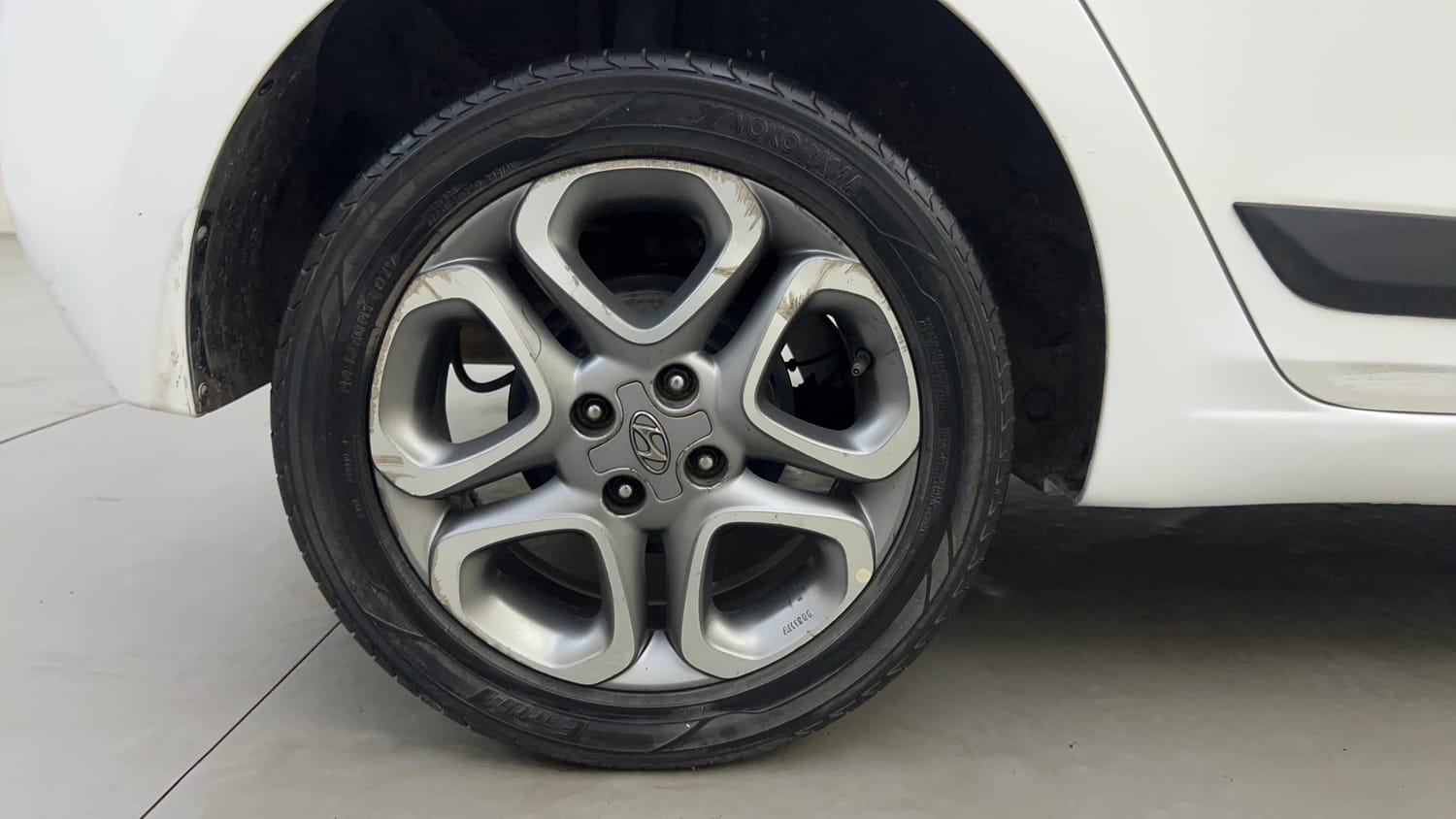 Used 2019 Hyundai Elite i20 Asta 1.2 AT Petrol Automatic tyres RIGHT REAR TYRE RIM VIEW