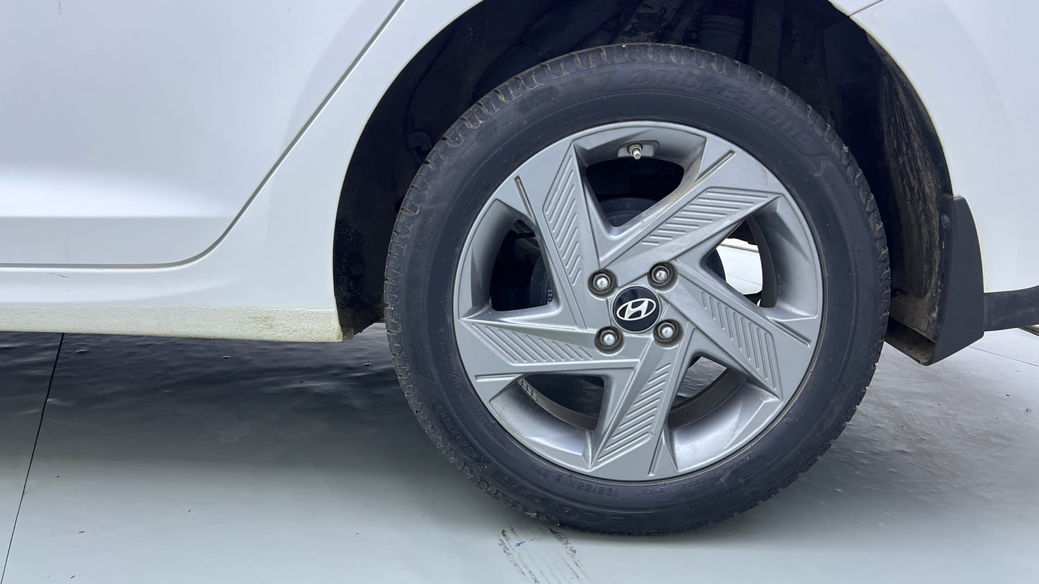 Used 2022 Hyundai Verna SX 1.5 MPi Petrol Manual tyres LEFT REAR TYRE RIM VIEW