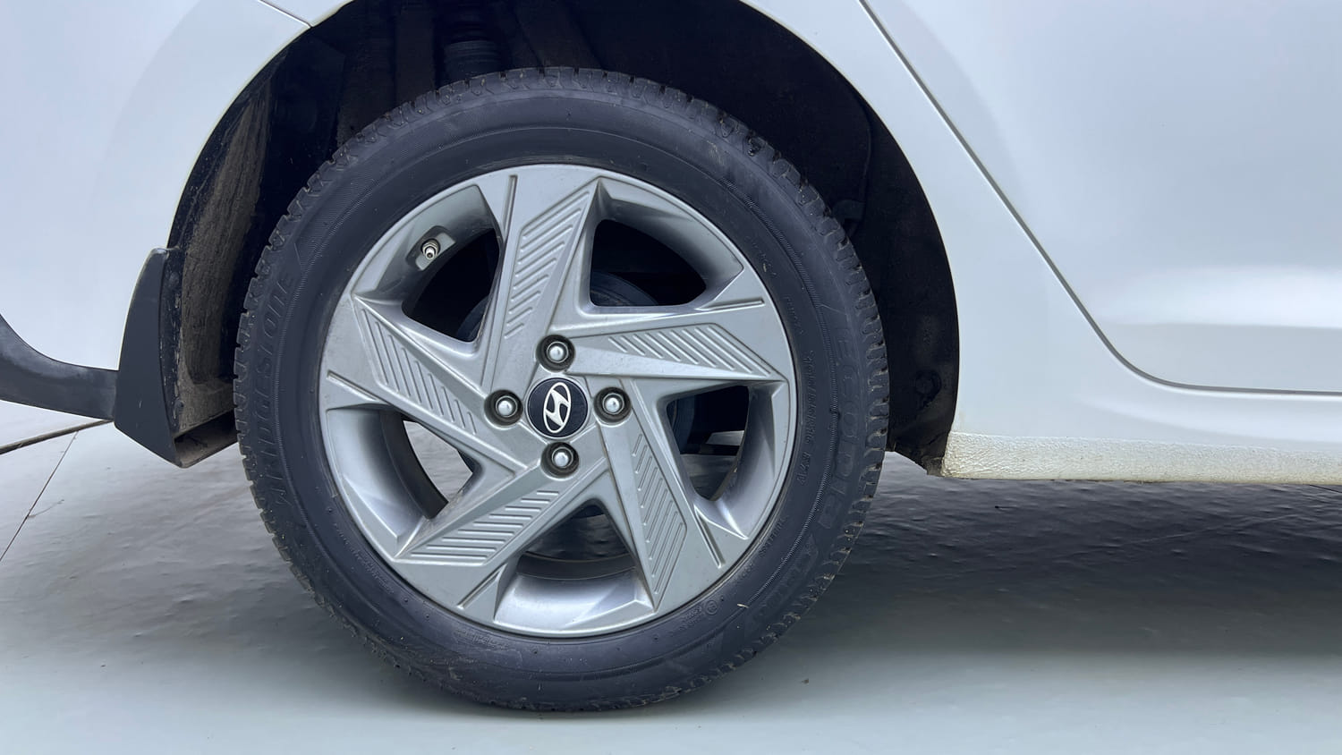 Used 2022 Hyundai Verna SX 1.5 MPi Petrol Manual tyres RIGHT REAR TYRE RIM VIEW