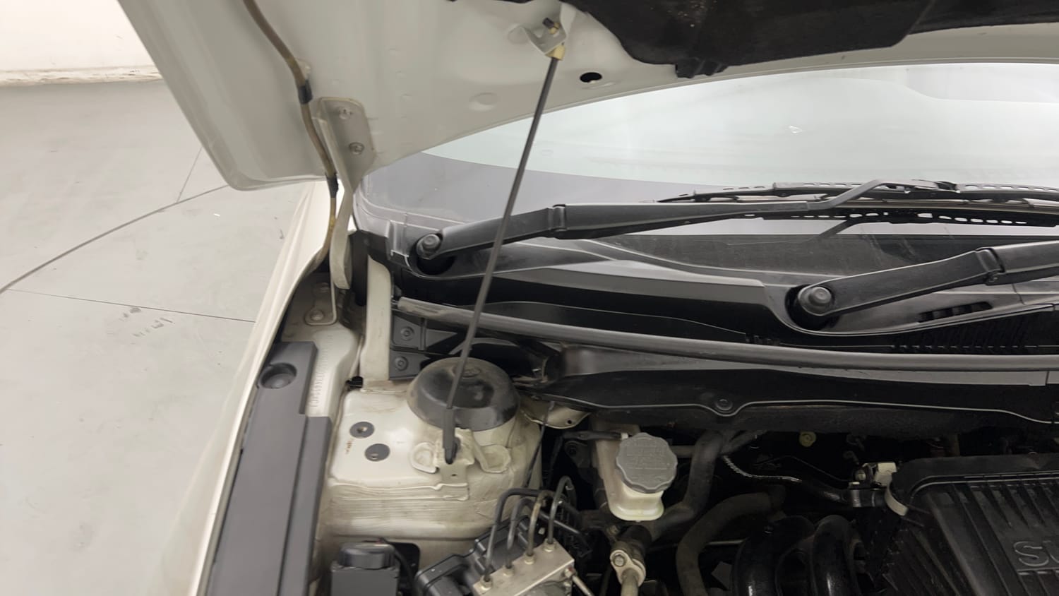 Used 2018 Maruti Suzuki Ciaz Sigma 1.4 MT Petrol Manual engine ENGINE RIGHT SIDE HINGE & APRON VIEW
