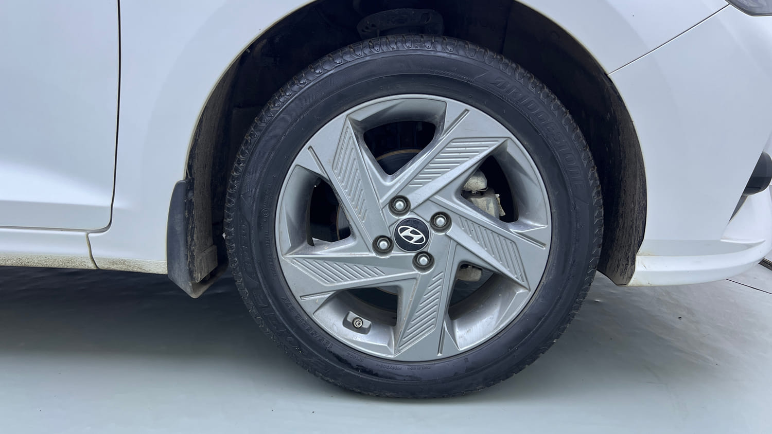 Used 2022 Hyundai Verna SX 1.5 MPi Petrol Manual tyres RIGHT FRONT TYRE RIM VIEW