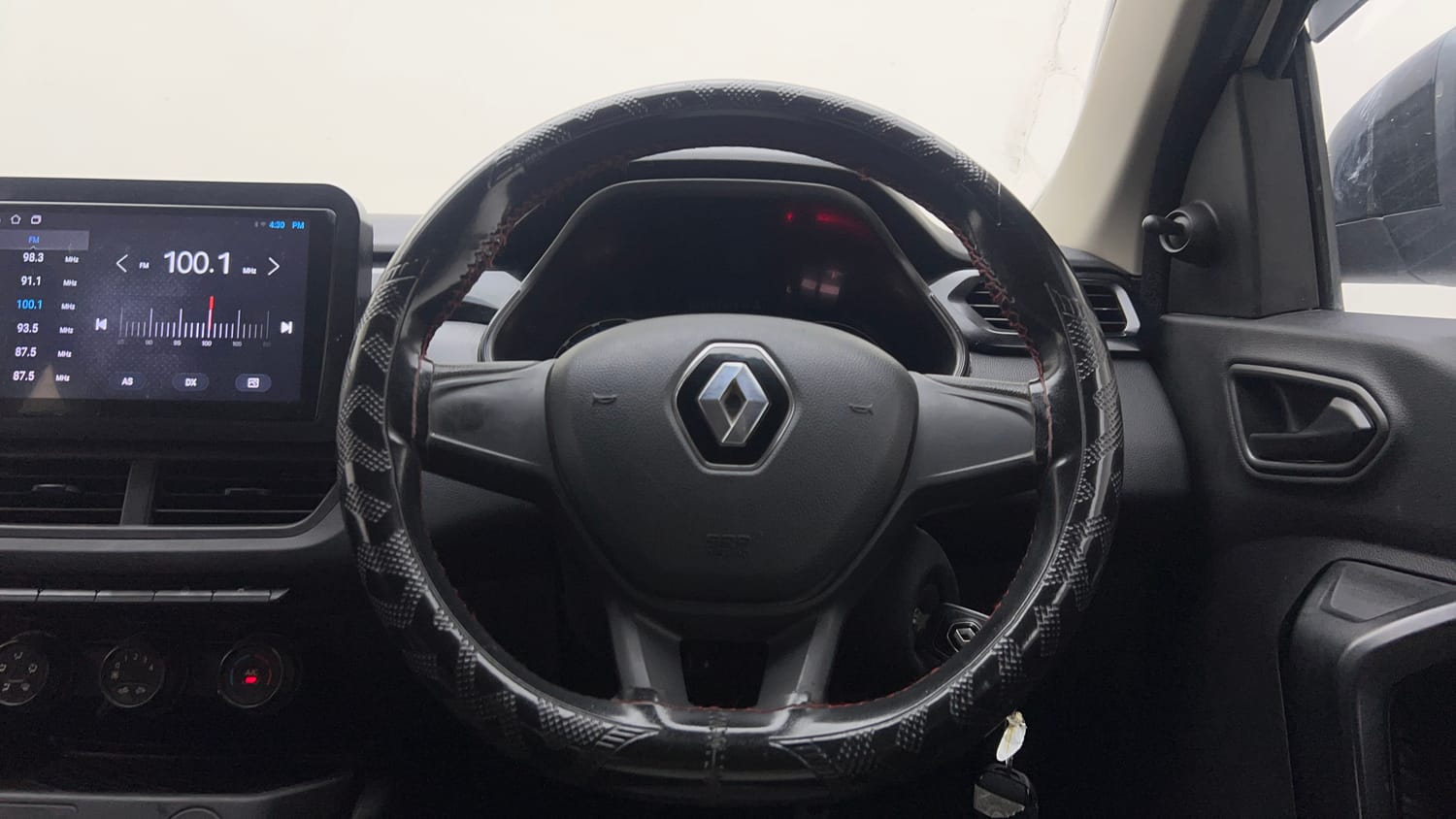 Used 2025 Renault Kiger RXE Petrol Manual interior STEERING VIEW
