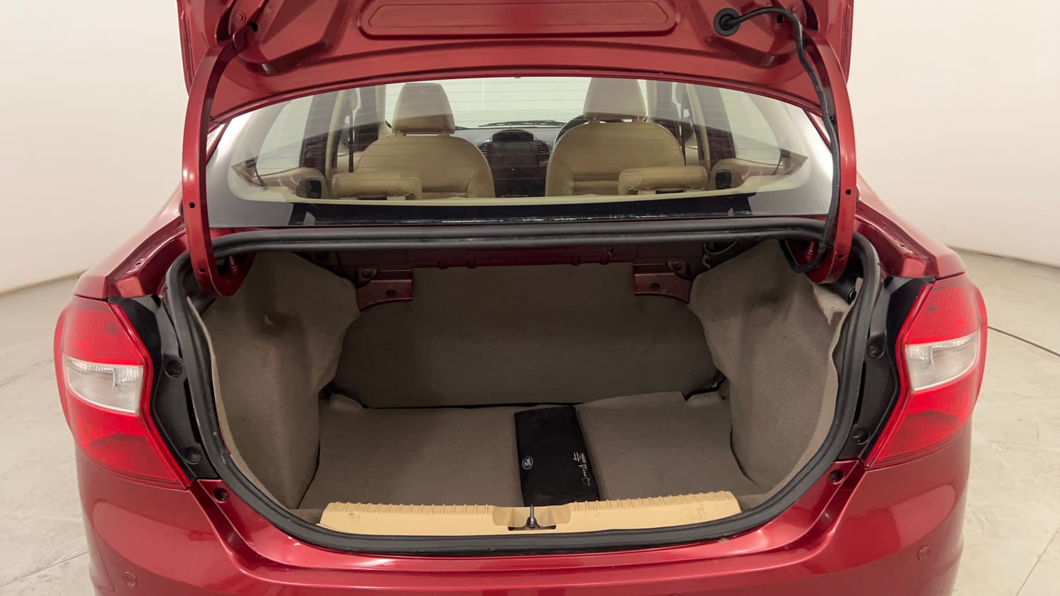 Used 2017 Ford Figo Aspire Titanium 1.2 Ti-VCT Petrol Manual interior DICKY INSIDE VIEW