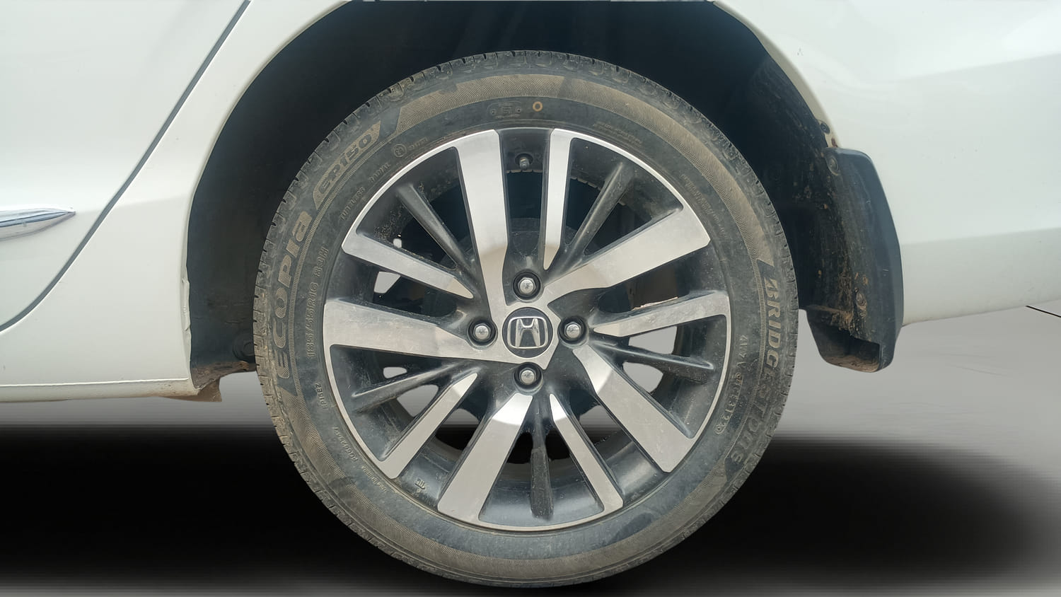 Used 2023 Honda City ZX Petrol Petrol Manual tyres LEFT REAR TYRE RIM VIEW