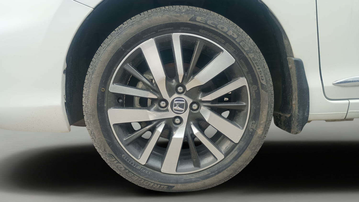 Used 2023 Honda City ZX Petrol Petrol Manual tyres LEFT FRONT TYRE RIM VIEW