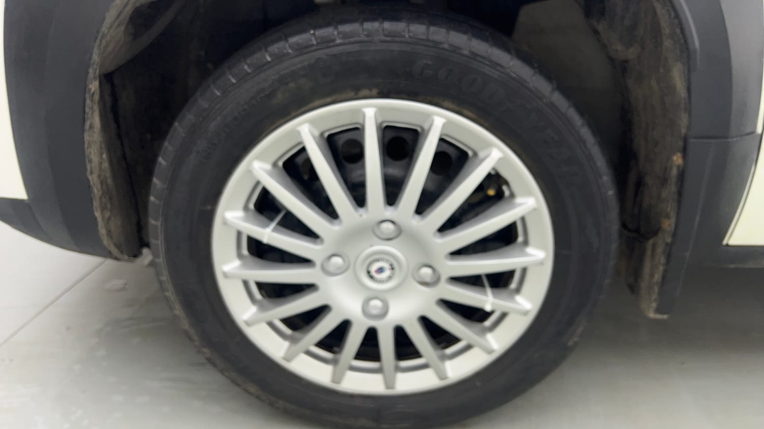 Used 2025 Renault Kiger RXE Petrol Manual tyres LEFT FRONT TYRE RIM VIEW