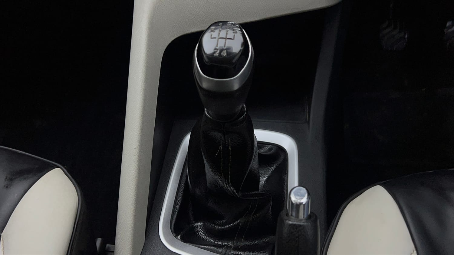 Used 2024 Nissan Magnite XL Petrol Manual interior GEAR  KNOB VIEW