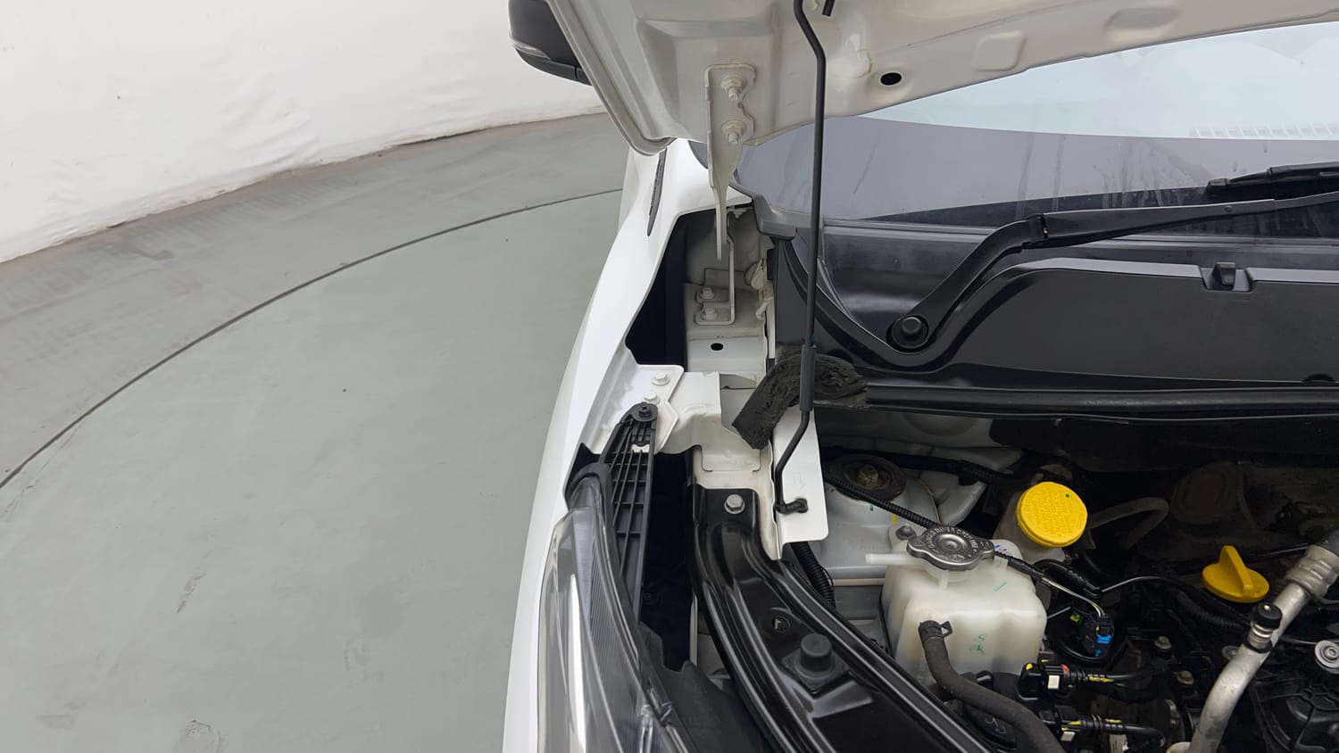 Used 2024 Nissan Magnite XL Petrol Manual engine ENGINE RIGHT SIDE HINGE & APRON VIEW