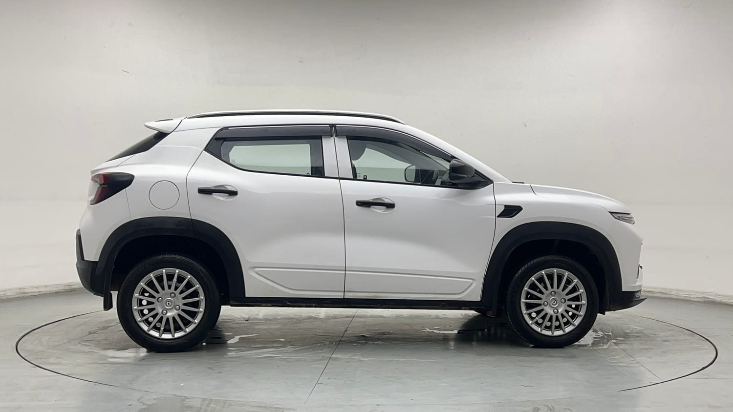 Used 2025 Renault Kiger RXE Petrol Manual exterior RIGHT SIDE VIEW