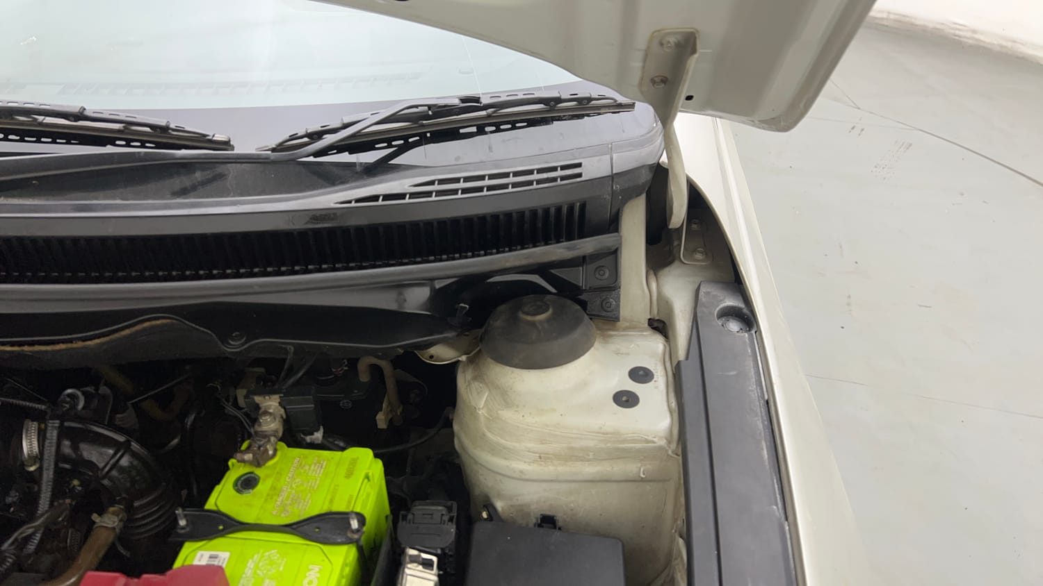 Used 2018 Maruti Suzuki Ciaz Sigma 1.4 MT Petrol Manual engine ENGINE LEFT SIDE HINGE & APRON VIEW