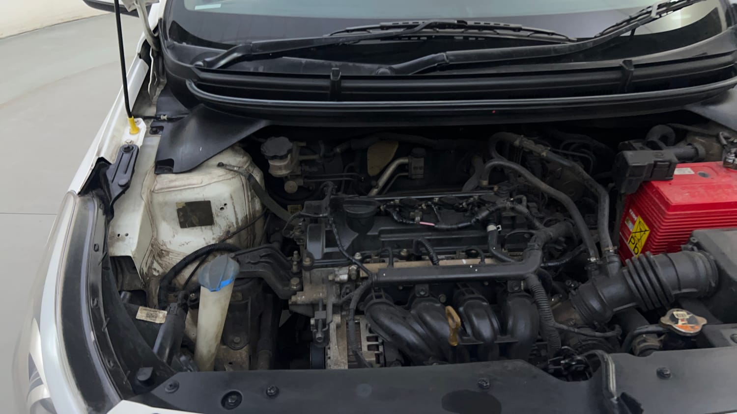 Used 2019 Hyundai Elite i20 Asta 1.2 AT Petrol Automatic engine ENGINE RIGHT SIDE HINGE & APRON VIEW