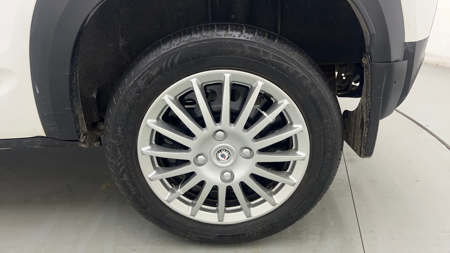 Used 2025 Renault Kiger RXE Petrol Manual tyres LEFT REAR TYRE RIM VIEW