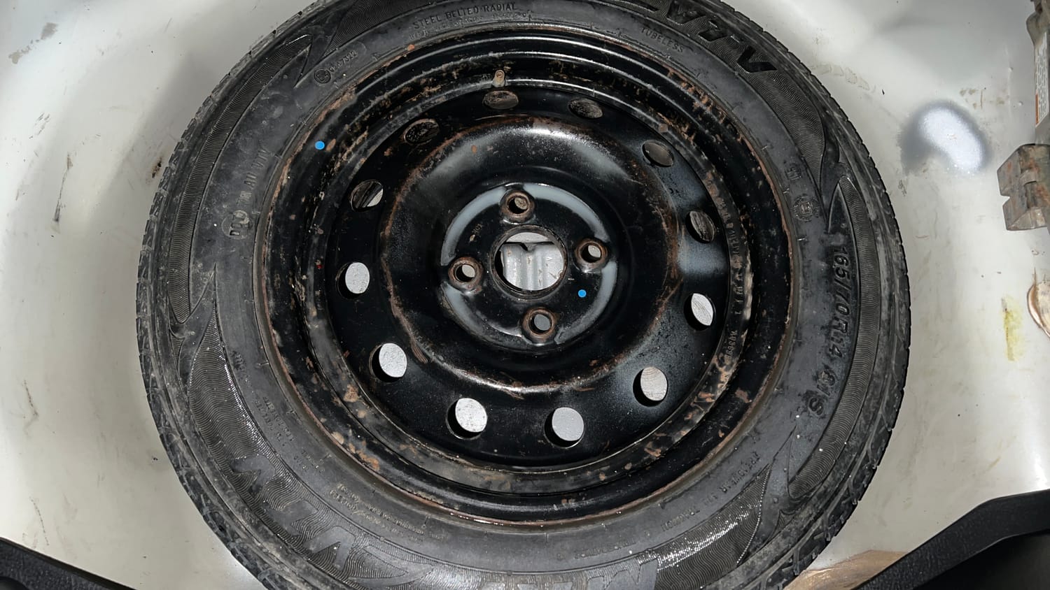 Used 2017 Maruti Suzuki Swift VXI (O) Petrol Manual tyres SPARE TYRE VIEW
