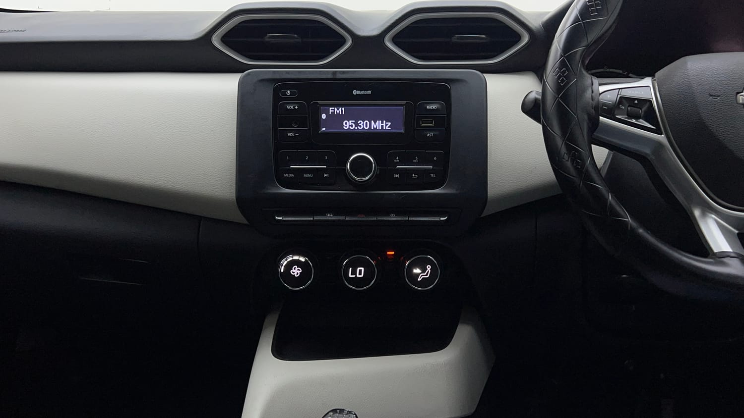Used 2024 Nissan Magnite XL Petrol Manual interior MUSIC SYSTEM & AC CONTROL VIEW