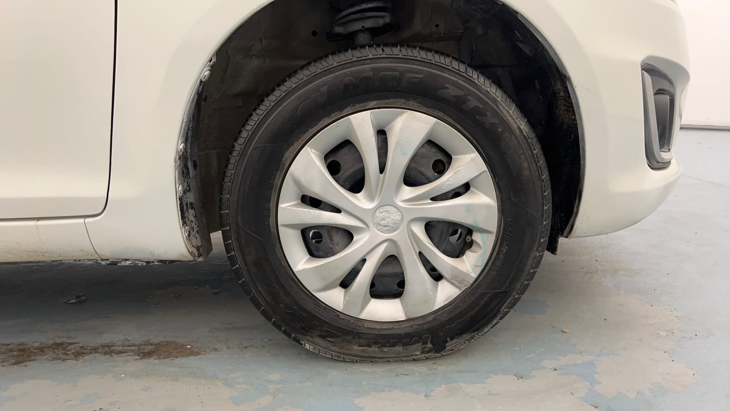 Used 2017 Maruti Suzuki Swift VXI (O) Petrol Manual tyres RIGHT FRONT TYRE RIM VIEW