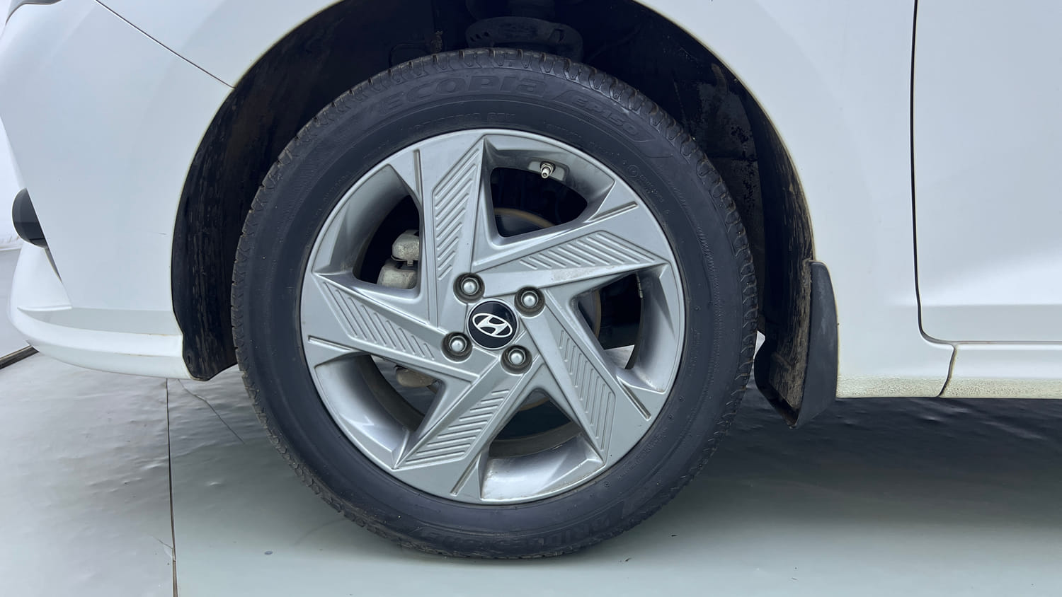 Used 2022 Hyundai Verna SX 1.5 MPi Petrol Manual tyres LEFT FRONT TYRE RIM VIEW