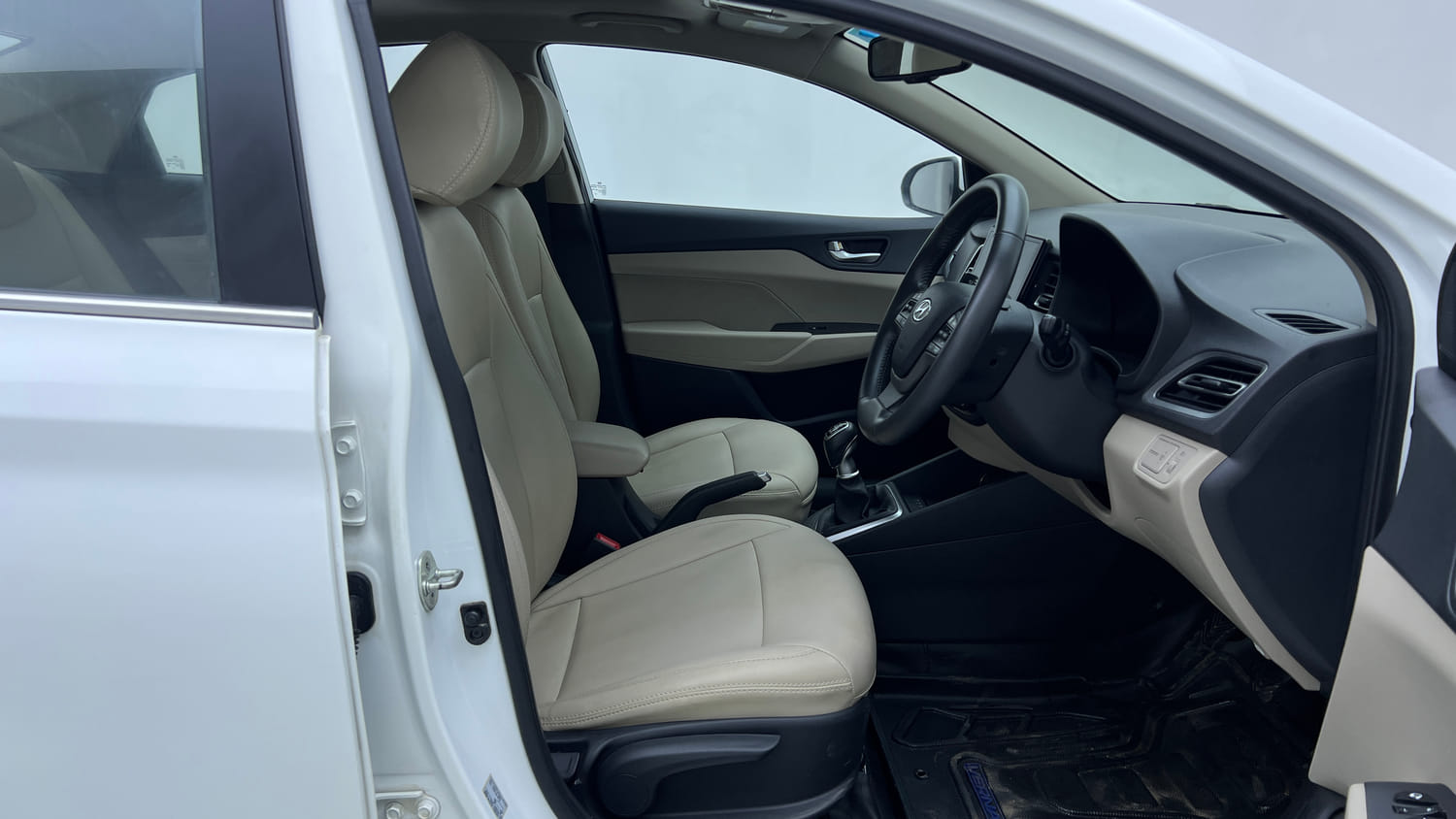Used 2022 Hyundai Verna SX 1.5 MPi Petrol Manual interior RIGHT SIDE FRONT DOOR CABIN VIEW