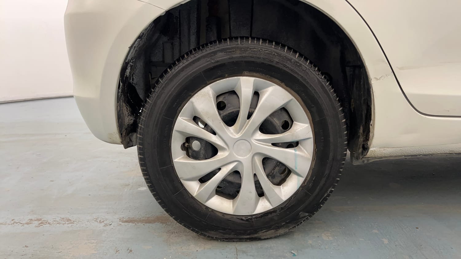 Used 2017 Maruti Suzuki Swift VXI (O) Petrol Manual tyres RIGHT REAR TYRE RIM VIEW