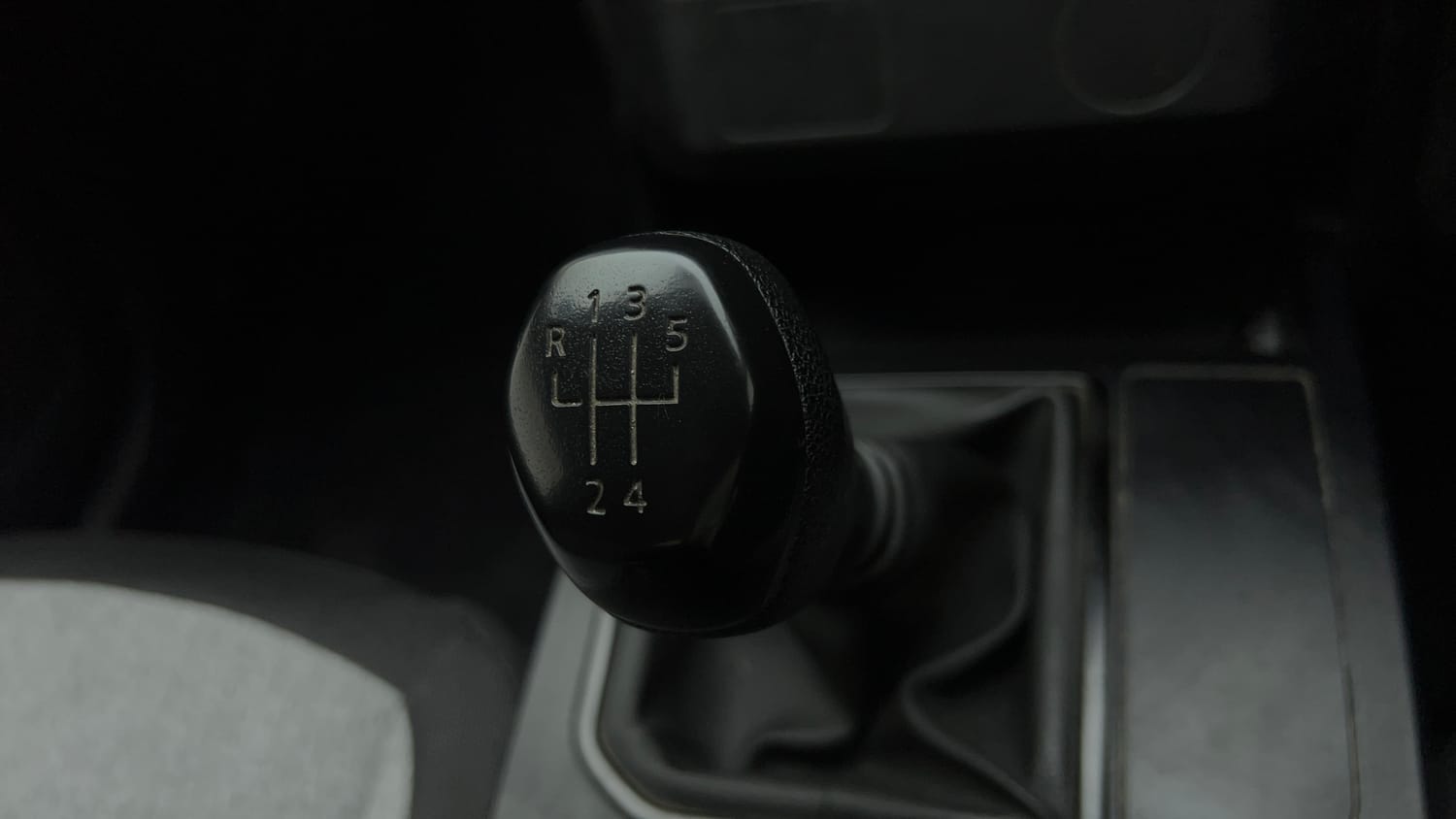 Used 2025 Renault Kiger RXE Petrol Manual interior GEAR  KNOB VIEW