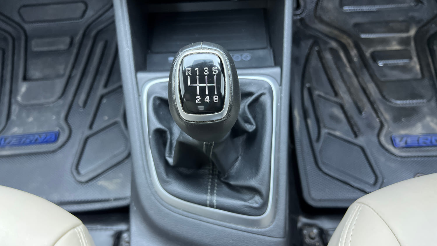 Used 2022 Hyundai Verna SX 1.5 MPi Petrol Manual interior GEAR  KNOB VIEW