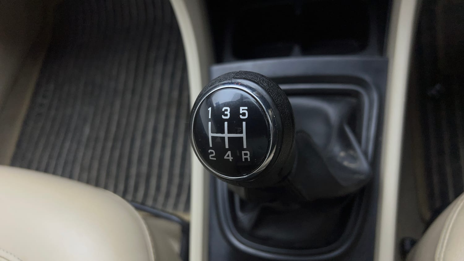 Used 2018 Maruti Suzuki Ciaz Sigma 1.4 MT Petrol Manual interior GEAR  KNOB VIEW