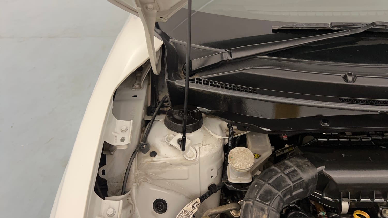 Used 2020 Maruti Suzuki Swift LXi Petrol Manual engine ENGINE RIGHT SIDE HINGE & APRON VIEW
