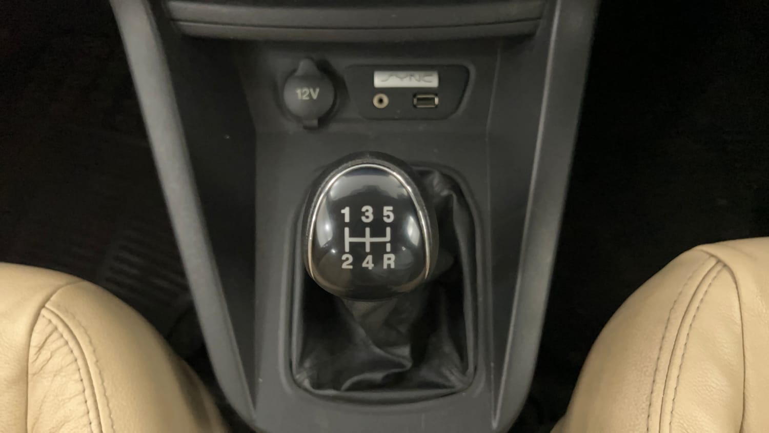 Used 2017 Ford Figo Aspire Titanium 1.2 Ti-VCT Petrol Manual interior GEAR  KNOB VIEW