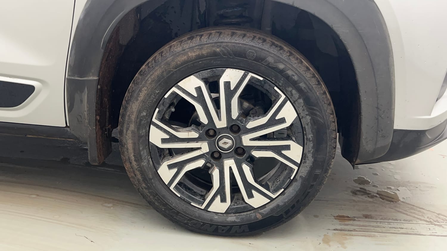 Used 2022 Renault Kiger RXZ AMT Petrol Automatic tyres RIGHT FRONT TYRE RIM VIEW
