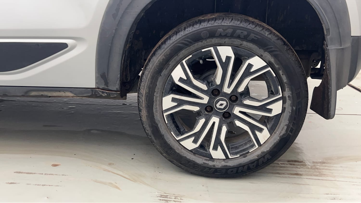 Used 2022 Renault Kiger RXZ AMT Petrol Automatic tyres LEFT REAR TYRE RIM VIEW