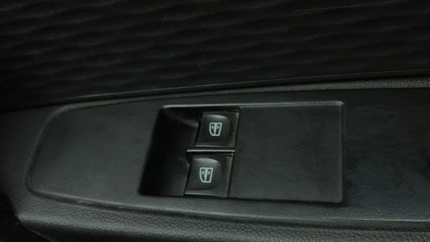 Used 2025 Renault Kiger RXE Petrol Manual top_features Power windows