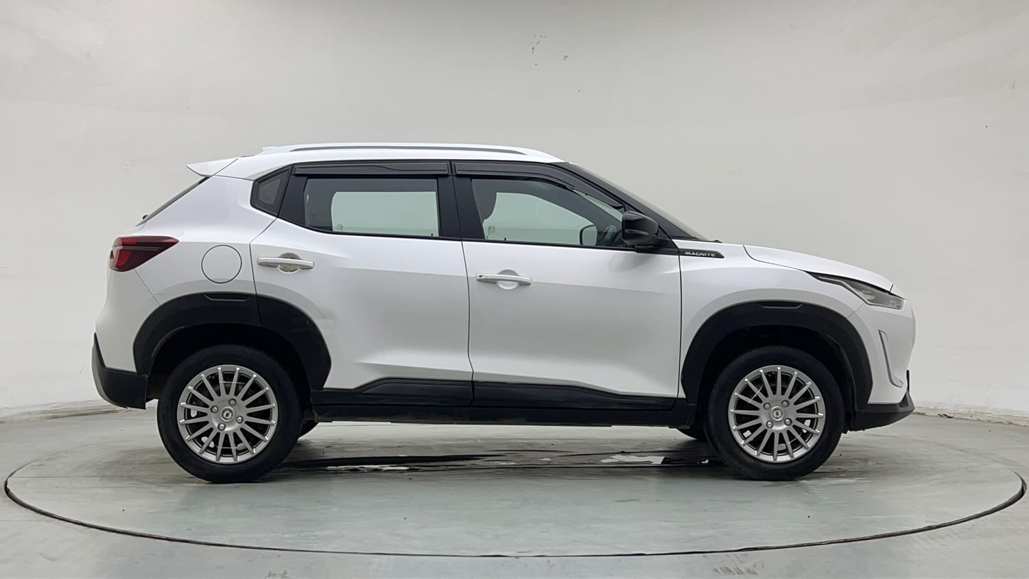 Used 2024 Nissan Magnite XL Petrol Manual exterior RIGHT SIDE VIEW