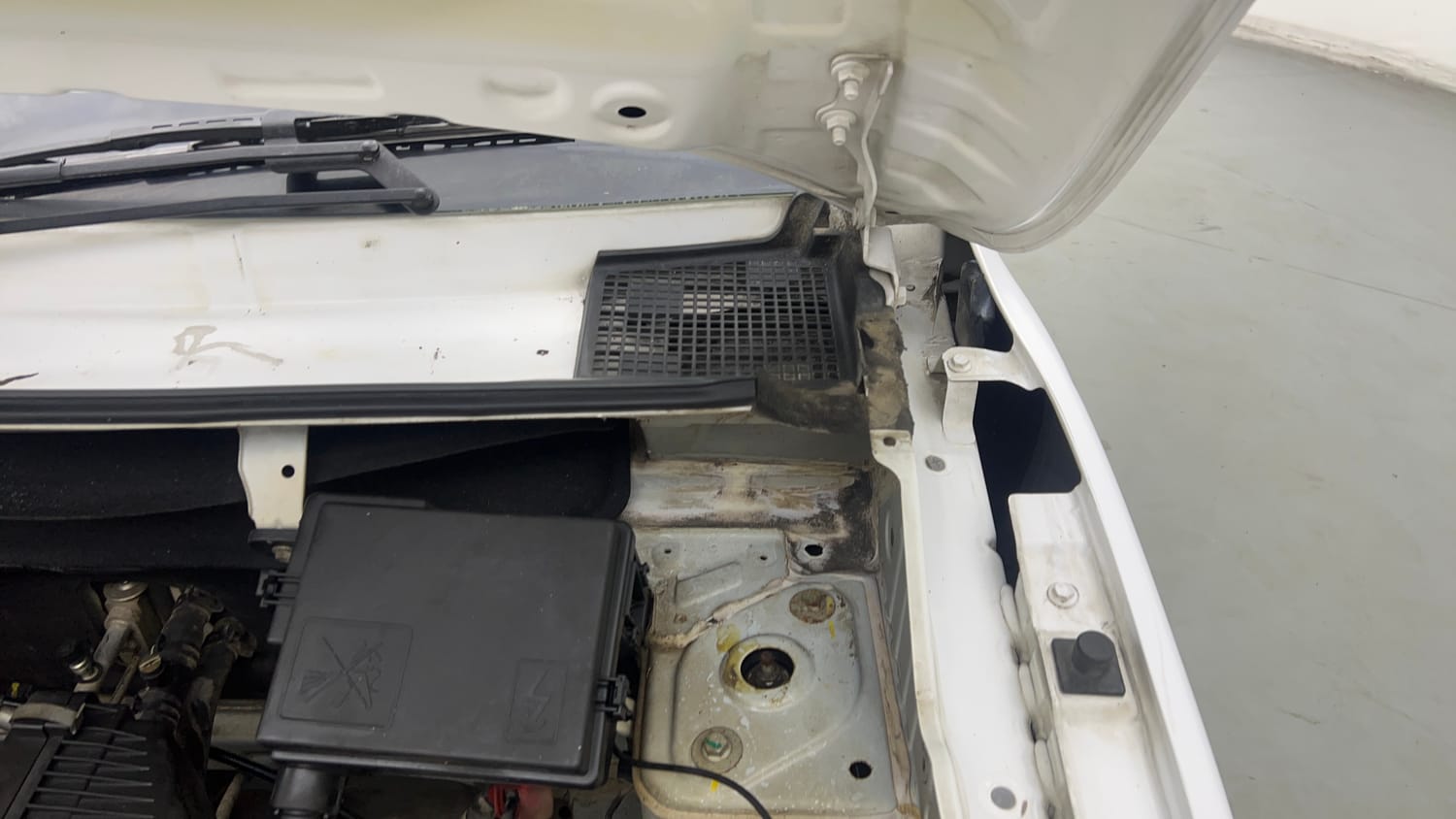Used 2019 Renault Kwid RXL Petrol Manual engine ENGINE LEFT SIDE HINGE & APRON VIEW