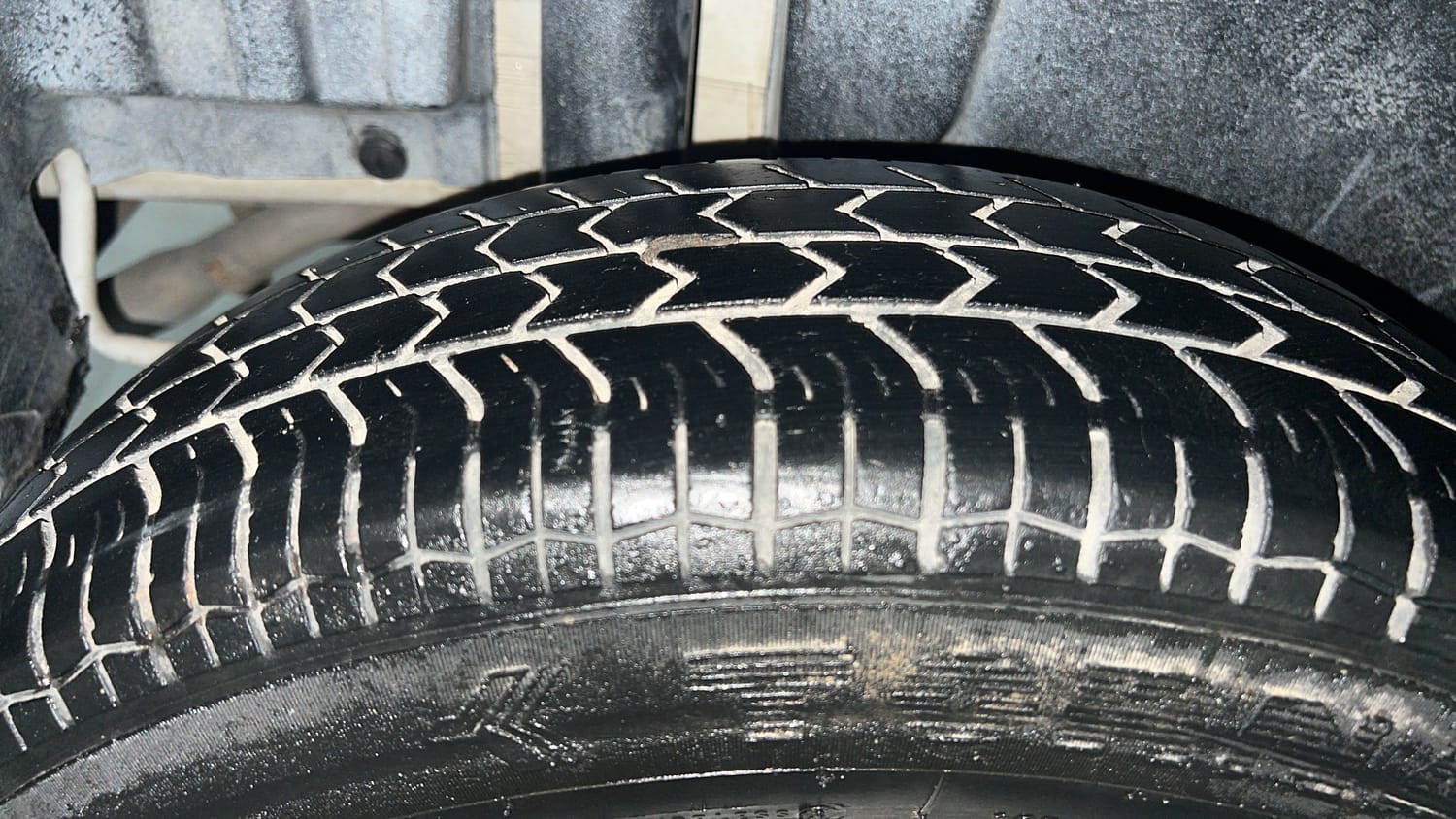 Used 2017 Maruti Suzuki Swift VXI (O) Petrol Manual tyres RIGHT REAR TYRE TREAD VIEW