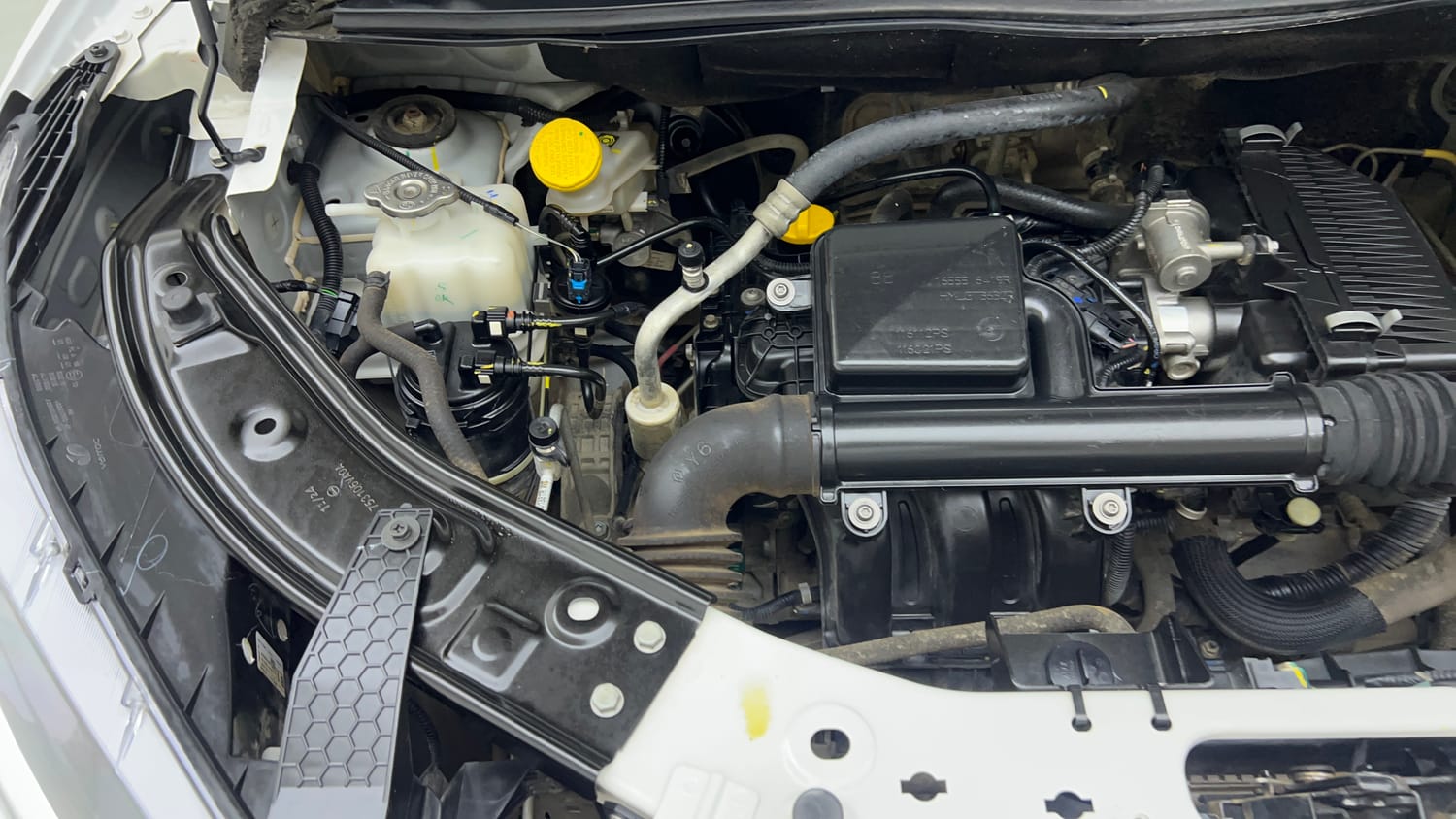 Used 2024 Nissan Magnite XL Petrol Manual engine ENGINE RIGHT SIDE VIEW