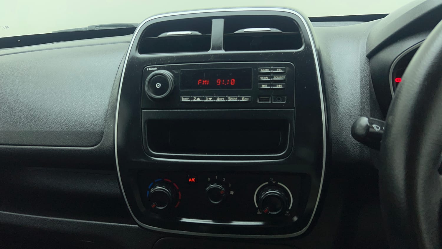Used 2019 Renault Kwid RXL Petrol Manual top_features Integrated (in-dash) music system