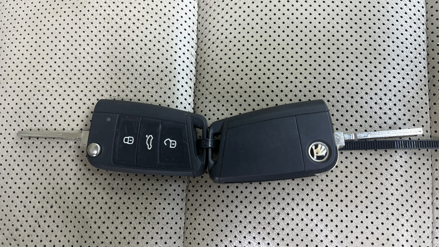 Used 2025 Skoda Slavia Style 1.0L TSI AT Petrol Automatic extra CAR KEY VIEW