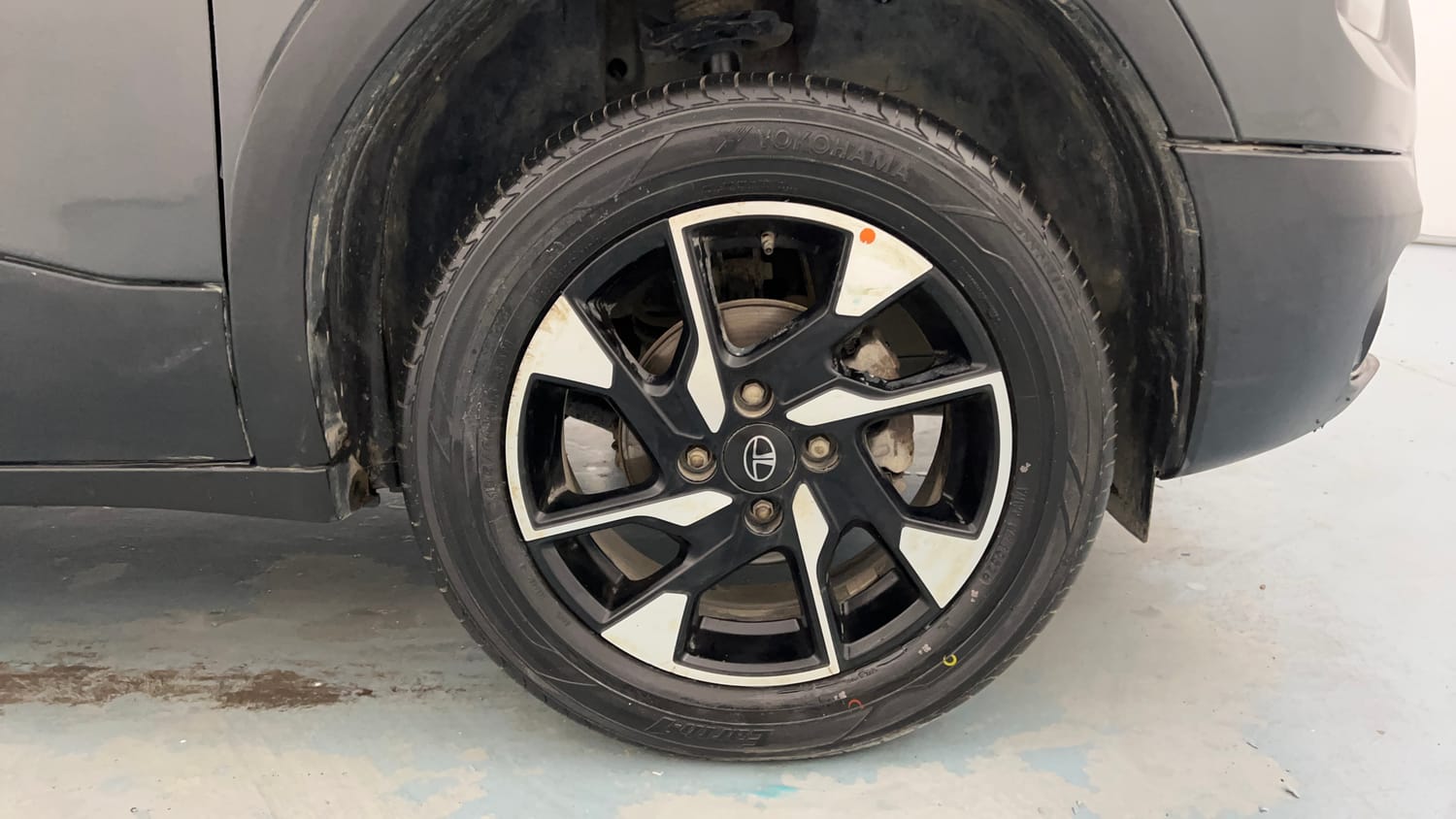 Used 2024 Tata Punch Accomplished Dazzle Sunroof CNG Cng Manual tyres RIGHT FRONT TYRE RIM VIEW