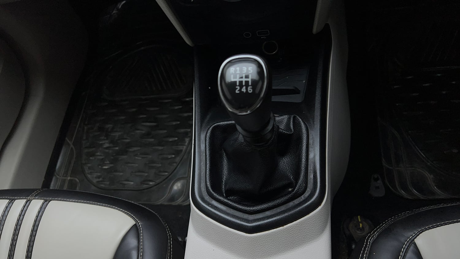 Used 2023 Mahindra XUV 300 W6 1.5 Diesel Diesel Manual interior GEAR  KNOB VIEW