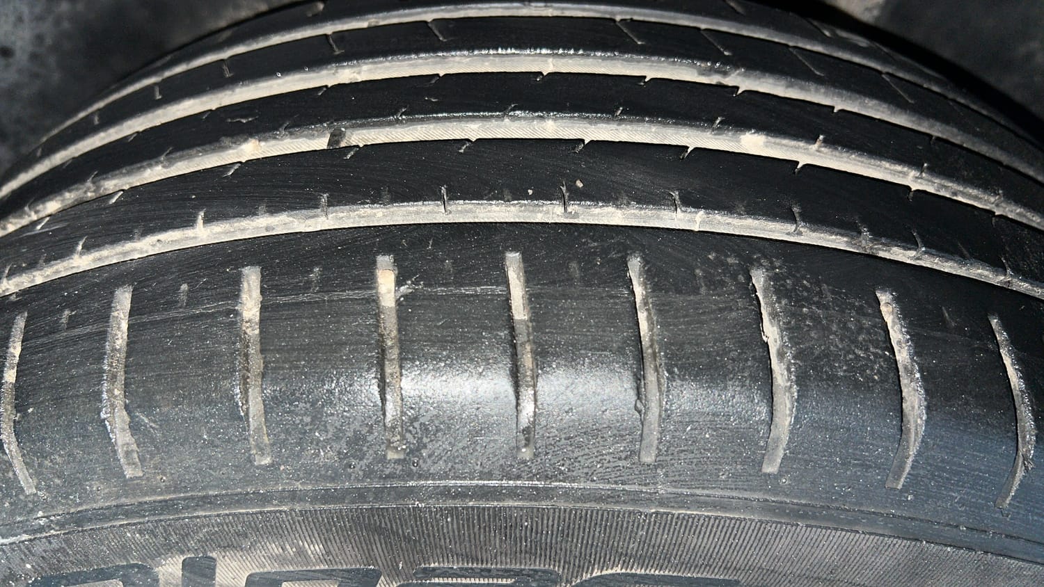 Used 2023 Skoda Kushaq Ambition 1.5L TSI MT Petrol Manual tyres RIGHT REAR TYRE TREAD VIEW