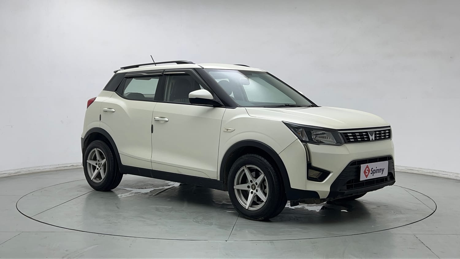 Used 2023 Mahindra XUV 300 W6 1.5 Diesel Diesel Manual exterior RIGHT FRONT CORNER VIEW