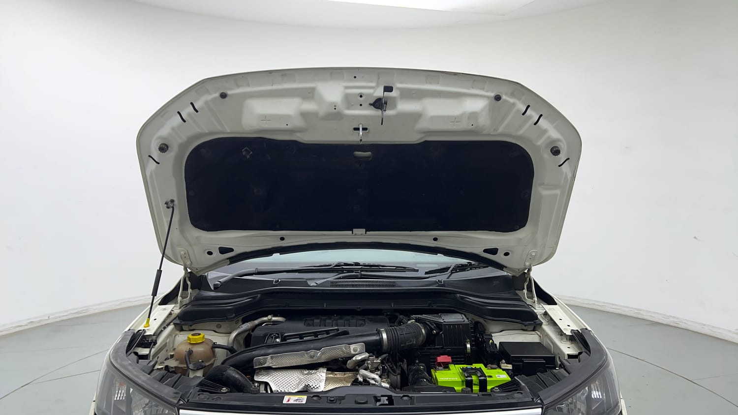 Used 2023 Mahindra XUV 300 W6 1.5 Diesel Diesel Manual engine ENGINE & BONNET OPEN FRONT VIEW