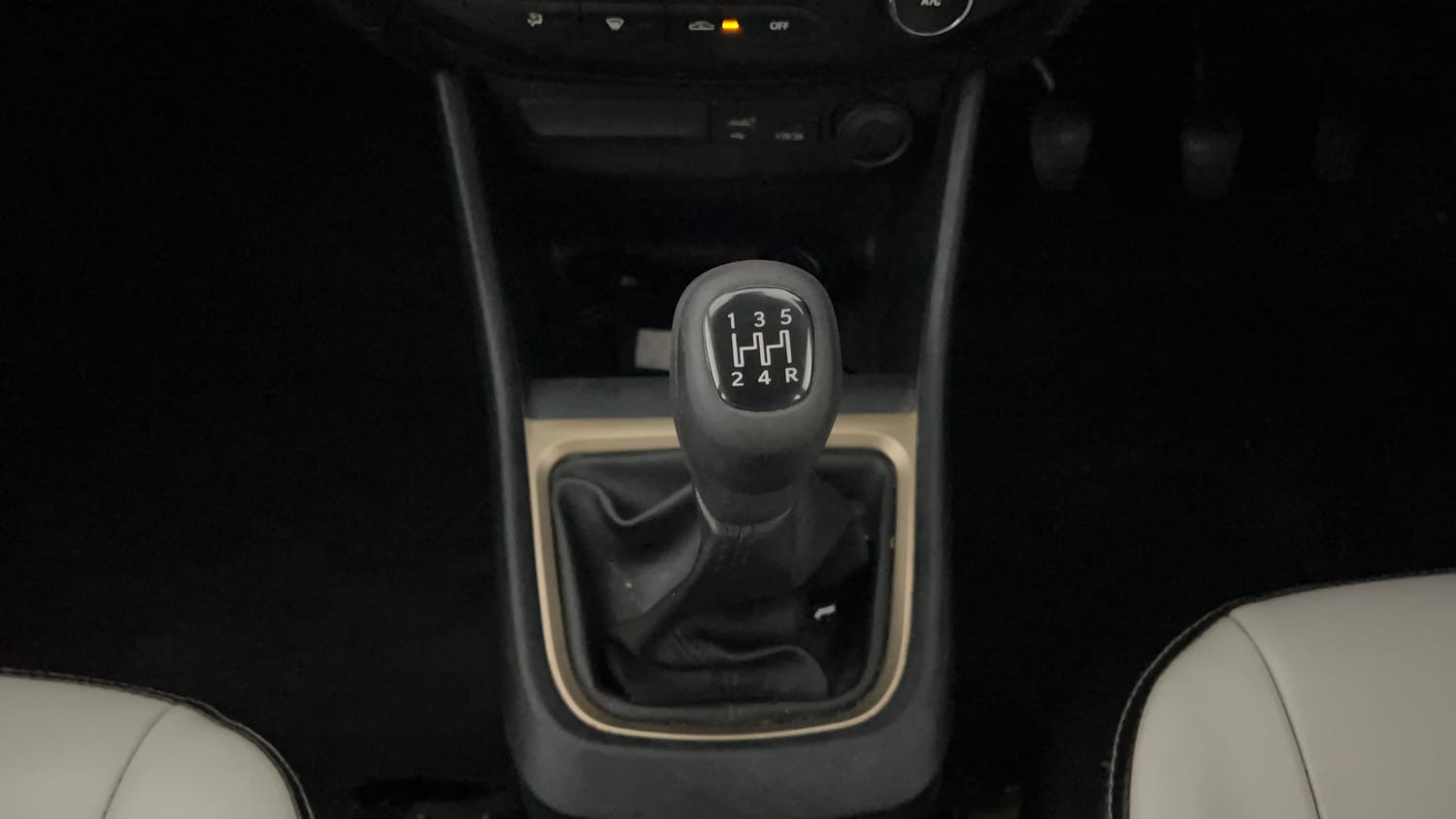 Used 2024 Tata Punch Accomplished Dazzle Sunroof CNG Cng Manual interior GEAR  KNOB VIEW