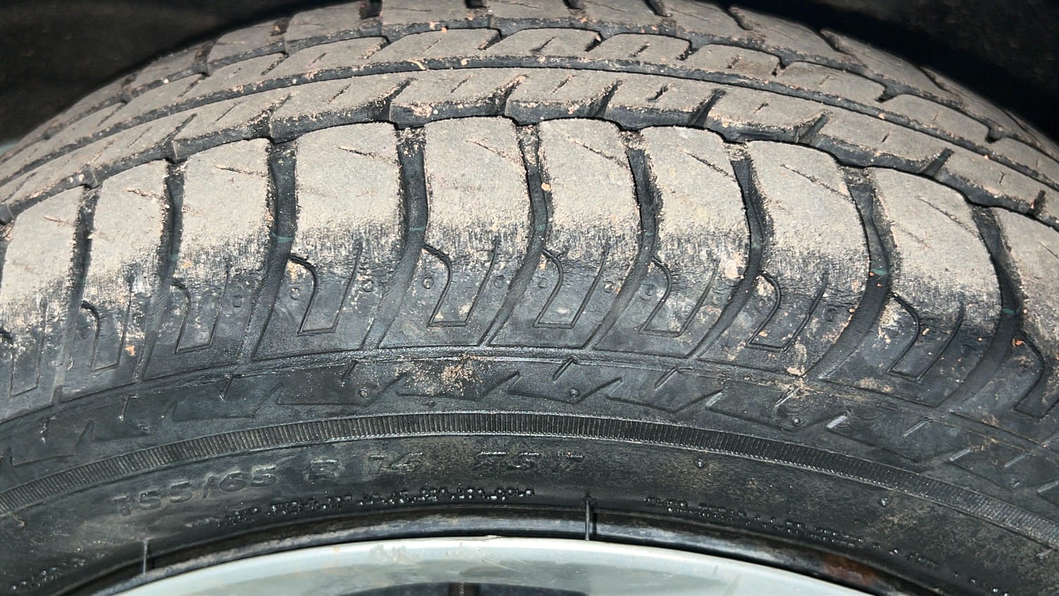 Used 2012 Maruti Suzuki Wagon R 1.0 VXi Petrol Manual tyres LEFT FRONT TYRE TREAD VIEW