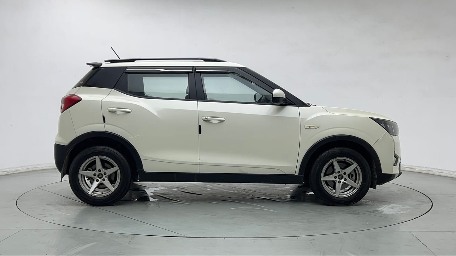 Used 2023 Mahindra XUV 300 W6 1.5 Diesel Diesel Manual exterior RIGHT SIDE VIEW