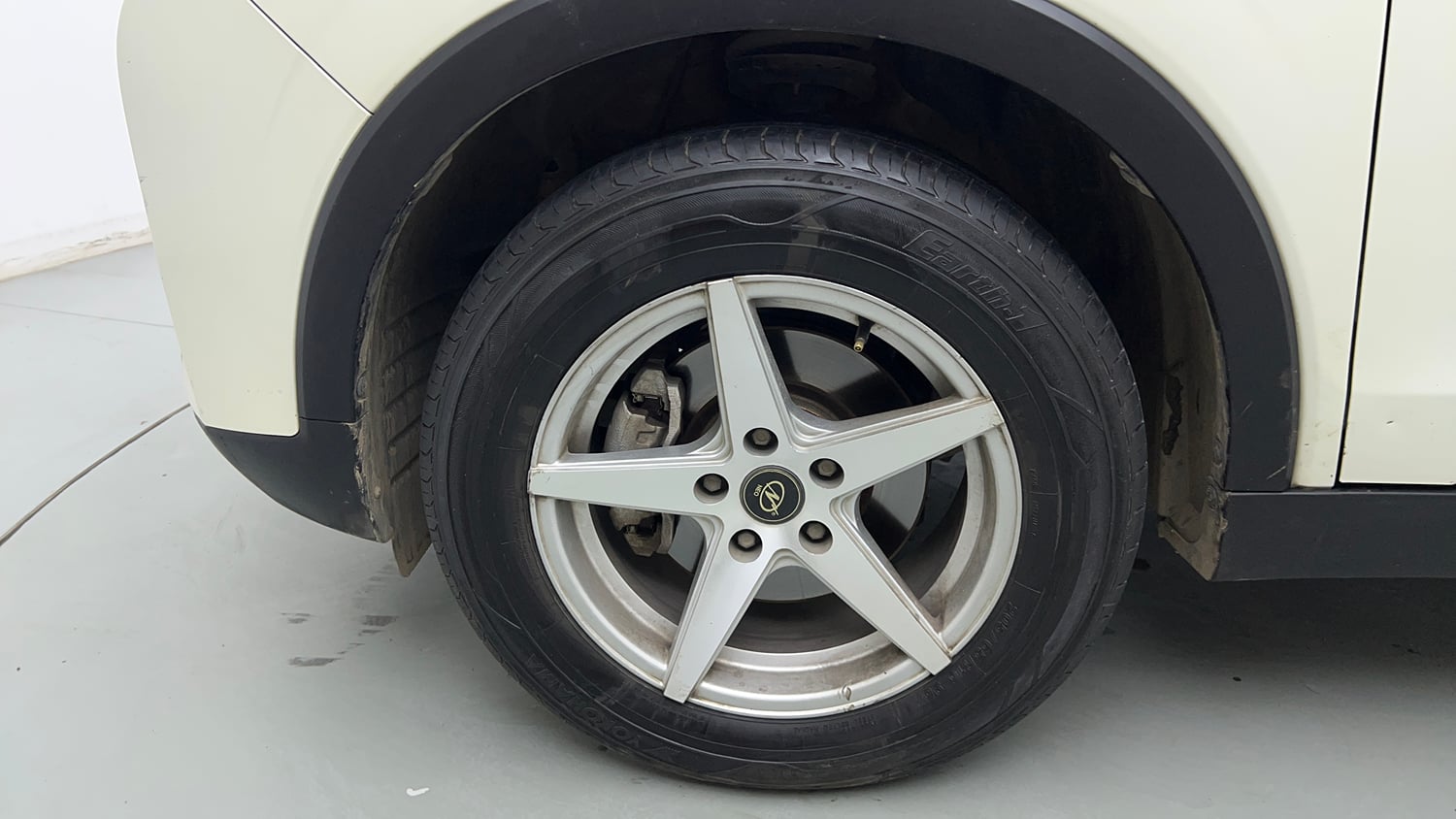 Used 2023 Mahindra XUV 300 W6 1.5 Diesel Diesel Manual tyres LEFT FRONT TYRE RIM VIEW