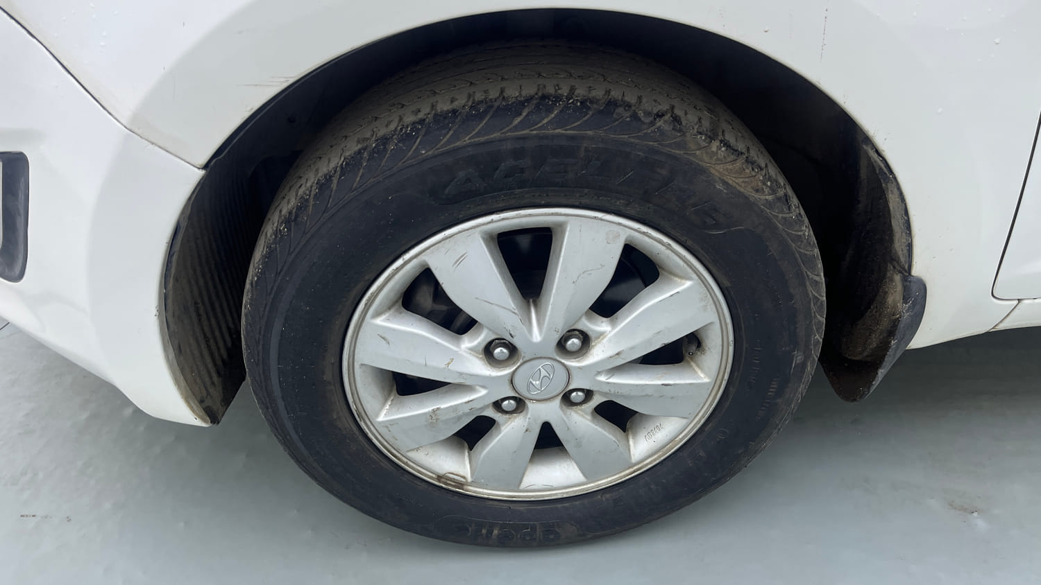 Used 2012 Hyundai i20 Sportz 1.2 Petrol Manual tyres LEFT FRONT TYRE RIM VIEW